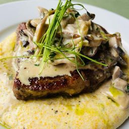 Ceafă de porc sous-vide cu balmoș și sos de hribi