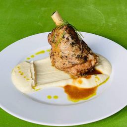 Ciolan de miel cu piure de țelină și sos demi glace