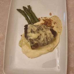 Obrăjori de vită cu piure de cartofi și sparanghel