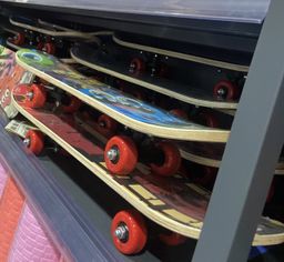 Skateboard – Plateau décoré avec roulettes rouges