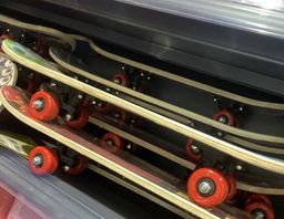 Skateboard – Plateau décoré avec roulettes rouges