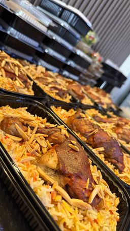 مندي مدخن على دجاج محمر 