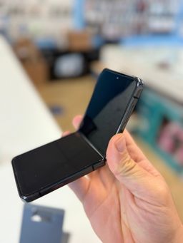 Samsung Galaxy Z Flip4 Unlocked 128GB Graphite excellent condition