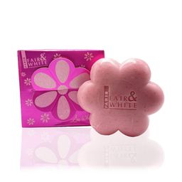 SO WHITE SAVON Avec sa mousse onctueuse au parfum capiteux et ses microbilles exfoliantes, ce savon nettoie et facilite l’élimination des cellules mortes et débarrasse la peau des impuretés. Unifiée et revitalisée, la peau retrouve son éclat.