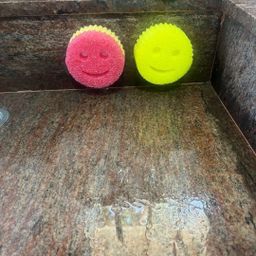 Smiley Buddy – The Holder | سمايلي بَدي – تعليقة اللّيف 