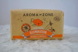 Aroma-Zone Savon Végétal Illuminateur 5  (2)  Savon qui produit une mousse fine, aérienne et douce facilement rinçable. Des notes gourmandes et épicées pour ce savon parfumé aux huiles essentielles. Produit à 99,9% d'origine naturelle, sans parfum ni colorant de synthèse.