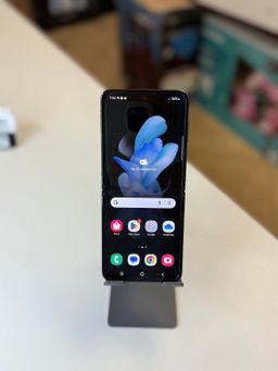 Samsung Galaxy Z Flip4 Unlocked 128GB Graphite excellent condition