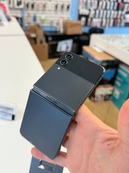 Samsung Galaxy Z Flip4 Unlocked 256GB Graphite excellent condition