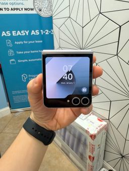 Samsung Galaxy Z Flip 6 256GB Factory Unlocked - Like New