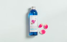 Hydrolat de Rose de Damas BIO Astringent et tenseur, cet hydrolat est un ingrédient incontournable pour prévenir et lutter contre les signes du vieillissement cutané. Utilisé dans vos préparations, cet hydrolat aussi appelé eau de rose, purifie, rafraîchit et adoucit la peau; il est idéal pour les peaux délicates.