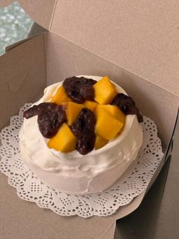 Mango & Pulut Hitam Pavlova