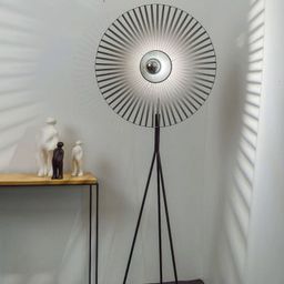 Lampadaire César métal et rubans noirs H_190 cm - Un autre regard