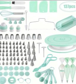 137 Piece Cake Decorating Kit with Turntable