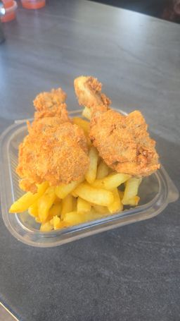 Combo: Two Pieces of Chicken and Chips 