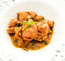 Muslo deshuesado en salsa roja