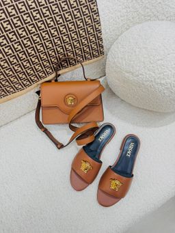 Chinelos Versace la medusa - camel 