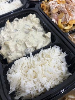 ستروغونوف دجاج مع رز ابيض 