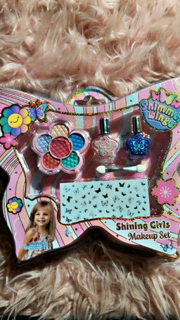 MOM-ments make believe 💕🛍️💄