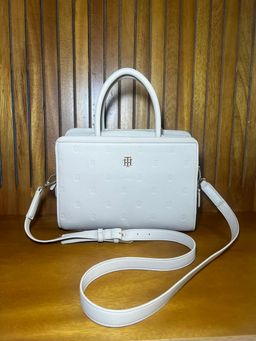 Cartera Tommy Hilfiger Beige con Correa Ajustable