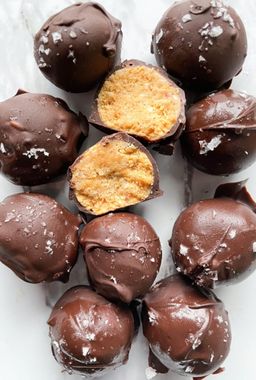 PEANUT BUTTER PROTEIN BALL