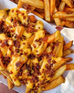 PAPAS CON TOCINO MOZZARELLA Y CHEDDAR