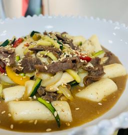 궁중떡볶이 Soy sauce–based Tteokbokki with Beef