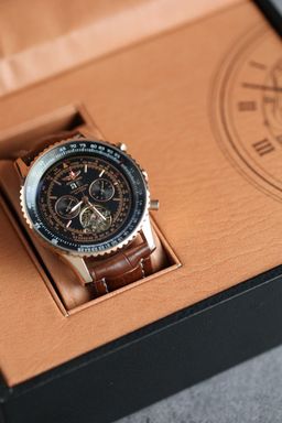שעון יד ברייטלינג לגברים 41 מ״מ – רמת מאסטר, מנגנון אוטומטי שווייצרי