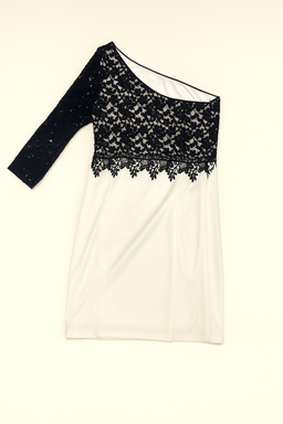 Vestido blanco y negro con encaje y hombro descubierto - Size M