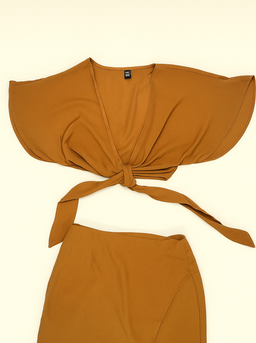 Conjunto marrón de dos piezas con lazo al frente - Size M