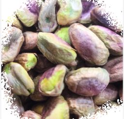Raw shelled pistachios فستق قلب