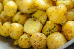 Papas salteadas con romero y mantequilla