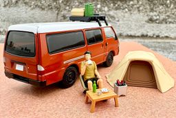 TLVN MODEL 1/64 MAZDA BONGO BRAWNY "CUSTOM" - BROWN WITH FIGURES