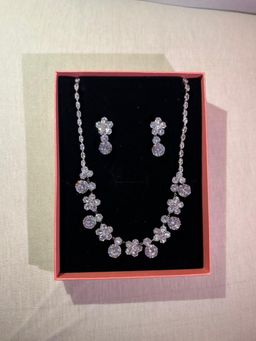 JWLE-0013	diamond ear ring and necklace 