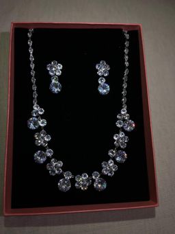 JWLE-0013	diamond ear ring and necklace 