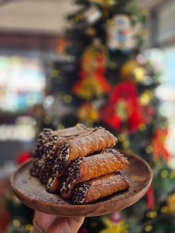 Cannolis w/Chocolate Chips - 1/2 Dozen