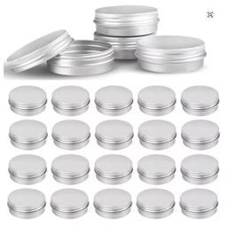 Latas vacías de aluminio plateadas. 