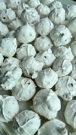Choc Chip Flake Meringues 