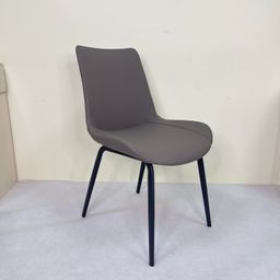 កៅអីជើងដែក