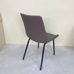 កៅអីជើងដែក