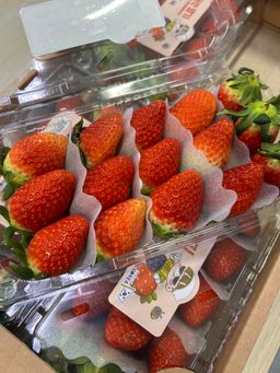 1 x  330G Korean Strawberries 