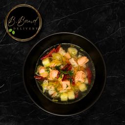 Sopa de pescado del chef con salmón, camarones y tomates secos