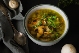 Sopa de hongos con pollo al horno