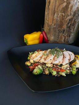 Грудка-гриль фермерской курочки с миксом овощей в киноа