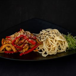 Свинина по-сычуаньски с миксом болгарского перца с лапшой с овощами