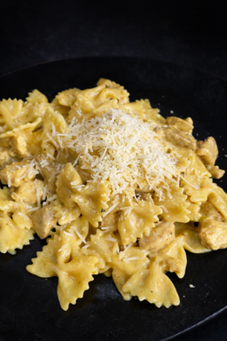 Паста в карри соусе с ломтиками куриной грудки с пармезаном