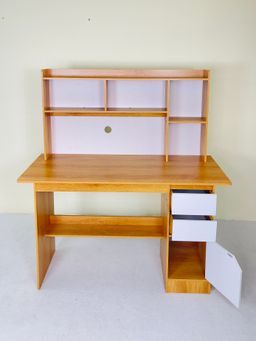 តុរៀន​ មានធ្នើរ