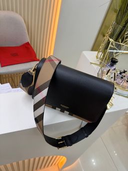 Bolsa Burberry clássica 