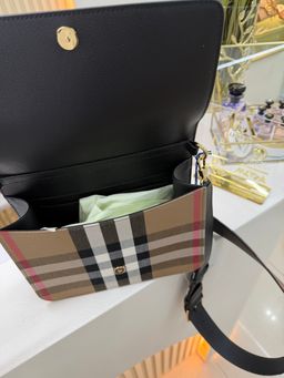 Bolsa Burberry clássica 