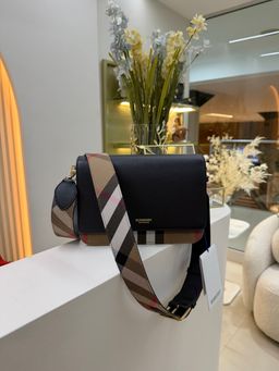Bolsa Burberry clássica 