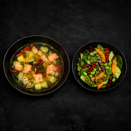 Уха от Шефа с лососем, креветками и вялеными томатами + Свежий салат